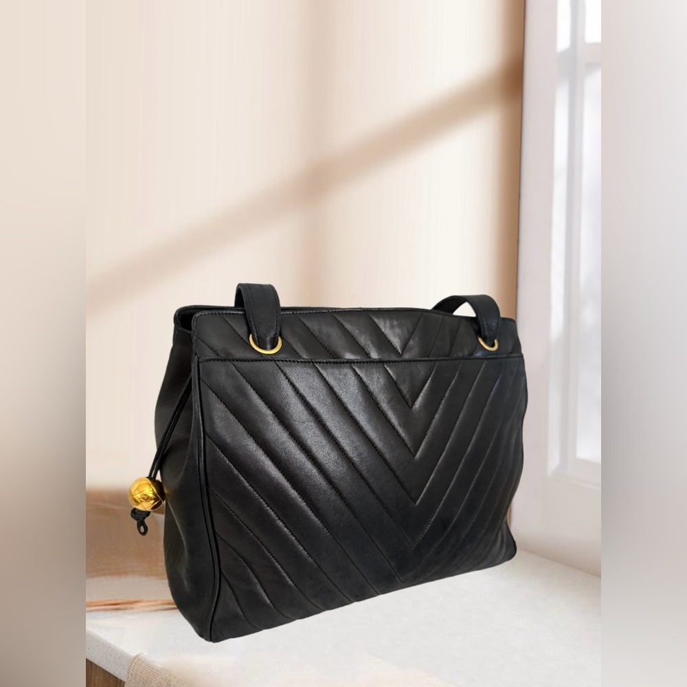 CHANEL BLACK CHEVRON QUILTED LEATHER TOTE BAG 💕 - Picture 3 of 13